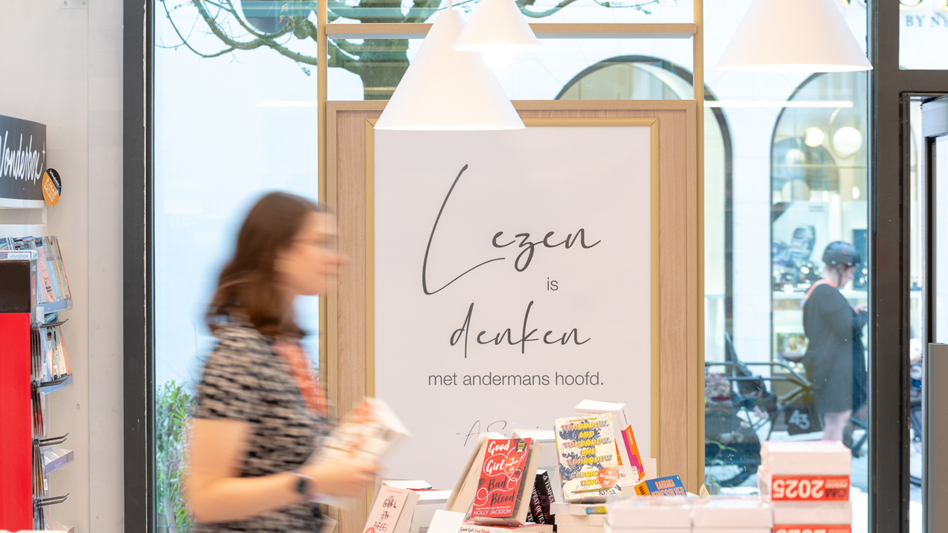 False ?  : Standaard Boekhandel Foto 8