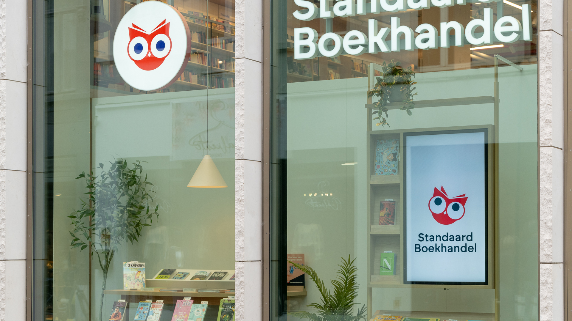 False ?  : Standaard Boekhandel Foto 7