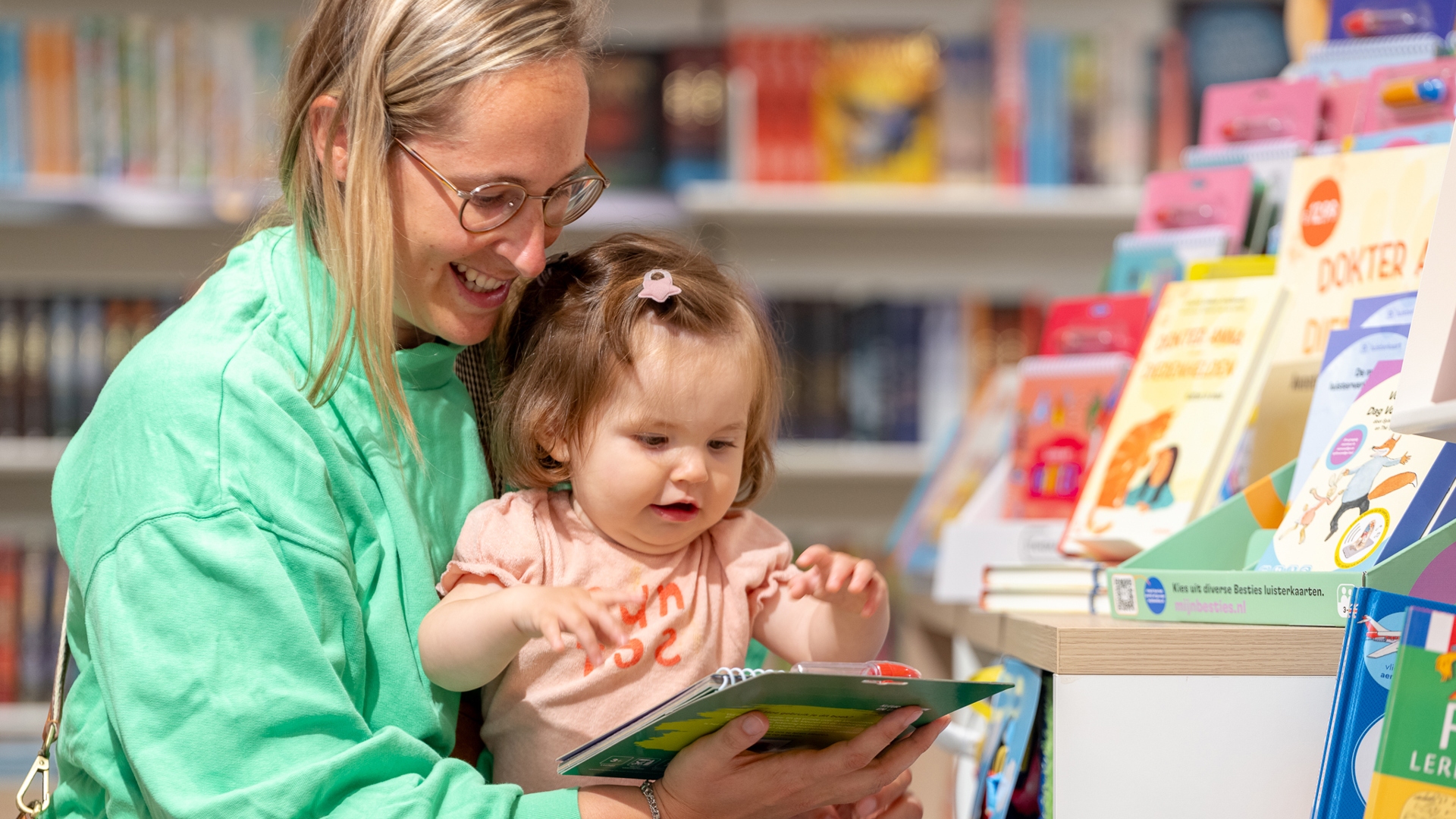 False ?  : Standaard Boekhandel Foto 6