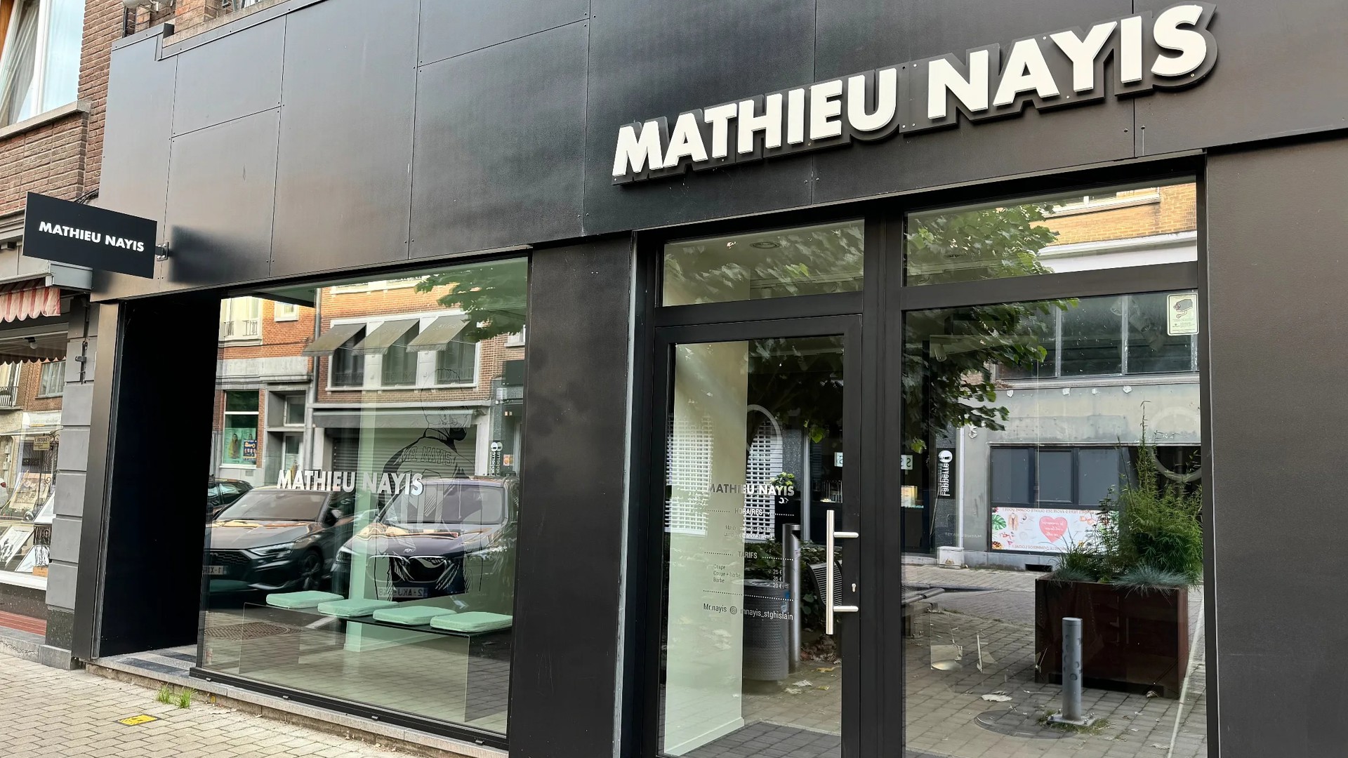 False ?  : Photo Mathieu Nayis Devanture